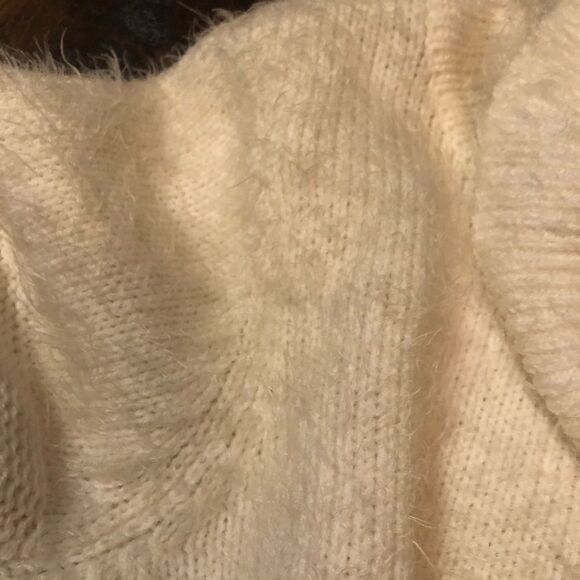 Beautiful white plush turtle neck by Venus - Picture 2 of 8